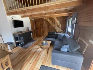 an overhead view of a living room with a couch and a table at Ferienhaus 'am Eulennest' in Jabel