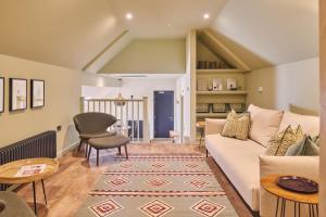 ein Wohnzimmer mit Sofa und Tisch in der Unterkunft Grain Loft in Trefeglwys