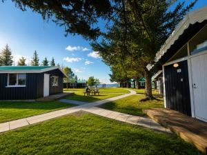 a backyard with a house and a bench at Arhus Cottage and Camping in Hella