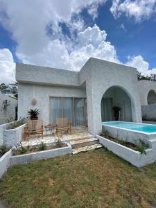 a house with a swimming pool in the yard at Cinze Villas and Hot Spring in Kubupenlokan