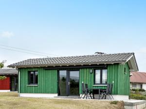 a green house with a green roof at Tiny Haus 2 - Feige in Kressbronn am Bodensee