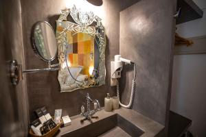 a bathroom with a sink and a mirror on the wall at Hotel Boutique Posada Castañeda in Granada