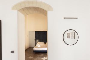 a bedroom with a bed and a mirror at Villa Del Lauro in Ragusa