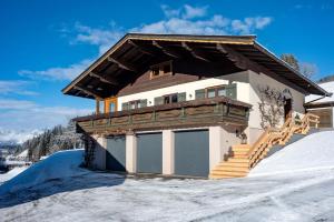 a house in the snow in the snow at Walcherbäck in Fieberbrunn
