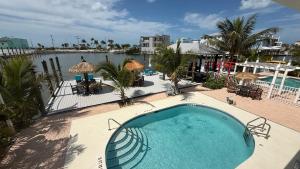 an overhead view of a swimming pool at a resort at Manatee Bay Inn in Fort Myers Beach