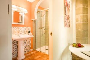a bathroom with a sink and a shower at Teatrisso Hotel Palacio in Cuzcurrita-Río Tirón