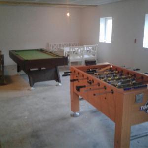 Habitación con mesa de ping pong y mesa de billar. en Ferienhütte Kälberweide en Hittisau
