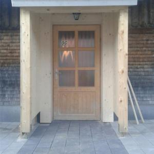 uma porta de madeira com um sinal em cima em Ferienhütte Kälberweide em Hittisau