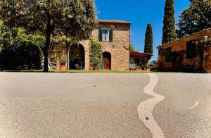 a curvy road in front of a house at Ca 18 rooms in Lucignano