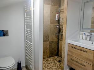 a bathroom with a shower with a toilet and a sink at Maison moderne et lumineuse in Cavaillon