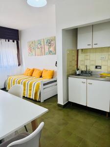 a kitchen and a bedroom with a bed and a sink at depto "A" 1 dormitorio centro in Trelew
