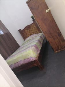 a bedroom with a wooden bed with a wooden headboard at Hostal Queretaro LOMAS M in Laborcillas