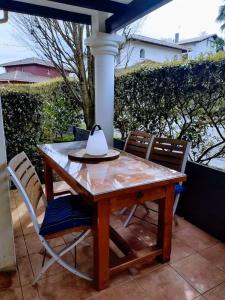 a table and chairs with a hat on top of it at Domaine du Malda Côte Basque in Anglet