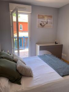 a bedroom with a large bed with a window at Domaine du Malda Côte Basque in Anglet