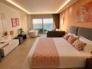 a bedroom with a large bed with a tub and a bathroom at Maison Bella View in Moulay Bousselham