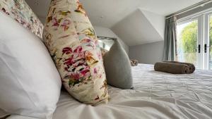 a pillow sitting on top of a bed at Gorse Lodge Lakeside & Courtyard in Stubton