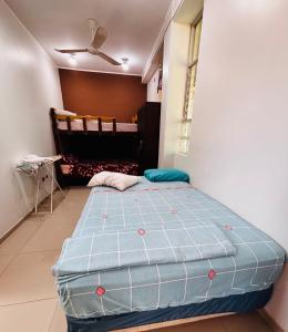 a bedroom with a blue bed in a room at Flat pucallpa in Pucallpa