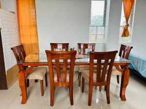 a dining room with a table and chairs at Flat pucallpa in Pucallpa