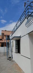 a staircase on the side of a building at Urban Hostels in Tiruvannāmalai