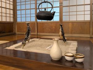a room with a table with vases and a hanging basket at 小川町 古民家田淵 -villa tabuchi- in Ogose