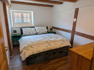 a bedroom with a bed and a window at Ferienhaus Wallkieker in Boizenburg