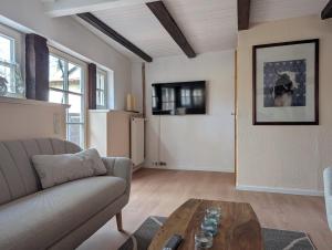 a living room with a couch and a table at Ferienhaus Wallkieker in Boizenburg