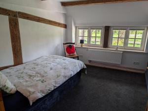 a bedroom with a bed and two windows at Ferienhaus Wallkieker in Boizenburg