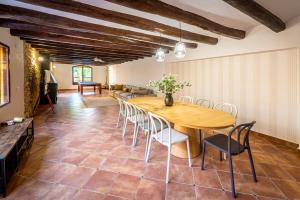 a dining room with a wooden table and chairs at Ca L'Avi in Ca l’Avi