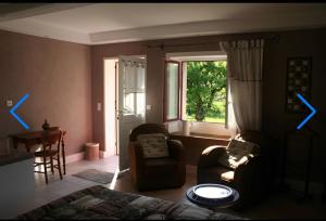 a living room with two blue arrows on the wall at Chambre d'hôtes beau rivage in Falletans