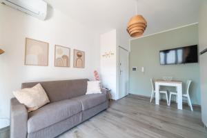 a living room with a couch and a table at Casa a due passi dal mare in Alba Adriatica