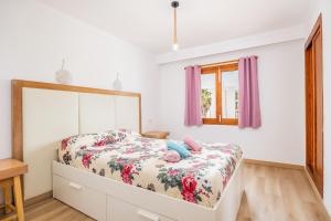 a bedroom with a bed with a dresser at Apartamento Felipe 1-5 in Cacla D'or