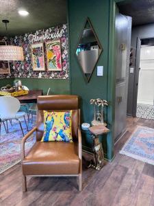 a living room with a chair and a table at Kitschy Kottage in Expansion