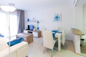 TV a/nebo společenská místnost v ubytování Cabo Roig La Rotonda, Pool, Beach & Comfort + 19 fotografií