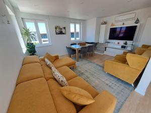 a living room with a large couch and a table at Casa dos Paralelos in Moledo