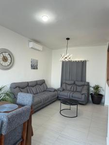 a living room with a couch and a table at Casa moderna, 3 recámaras, alberca, La Paz BCS in La Paz