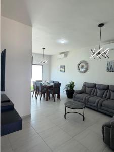 a living room with a couch and a table at Casa moderna, 3 recámaras, alberca, La Paz BCS in La Paz