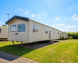 a mobile home is parked in a yard at The Cavern Retreat in Rhyl