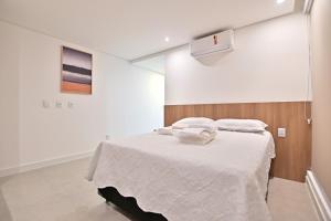 a hospital room with a bed with white sheets at Premium Office-My Stay 02 in Brasília