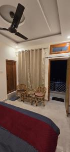 a living room with two chairs and a couch at Shree Rameshwaram Retreat in Gupta Kāshi