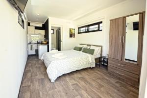 a bedroom with a bed and a kitchen at THE SPOT GLAMPING STUDIOS PROTARAs in Paralimni