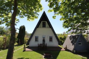 a small house with a thatched roof at Finnhütte Achtern in Wustrow