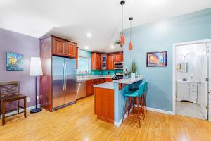 a kitchen with a refrigerator and a table and chairs at Old River Hideaway in Guerneville +16 photos