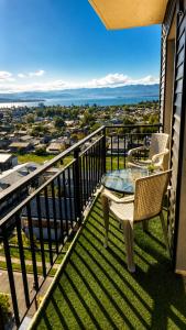 a table and chairs on a balcony with a view at Acogedor departamento céntrico vista al lago in Villarrica