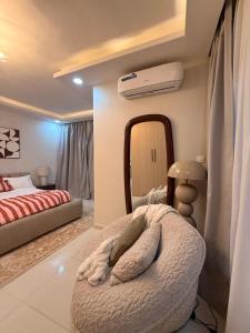 a bedroom with a bed and a mirror at Cocon de paix à Ngor Virage in Dakar +2 photos