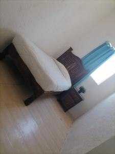 a bed sitting in a room with a window at Hostal Queretaro LOMAS M in Laborcillas +1 photo