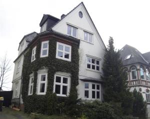 a house with ivy growing on the side of it at Ferienwohnung Gutzeit in Flensburg