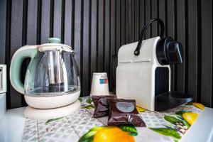 a blender sitting on top of a counter with fruit at La maison de tante Rosa in Syracuse
