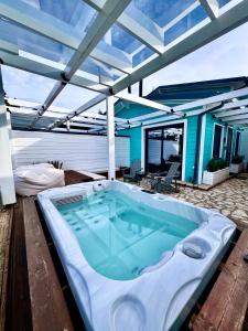 a jacuzzi tub on a deck with at Casa de Madera in Pavliani