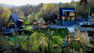 Luftaufnahme eines Hauses mit Spielplatz in der Unterkunft Fox Cabins in Trăisteni