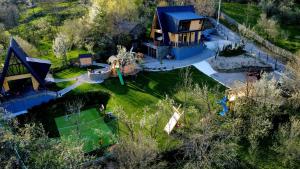 Luftaufnahme eines Hauses mit Garten in der Unterkunft Fox Cabins in Trăisteni